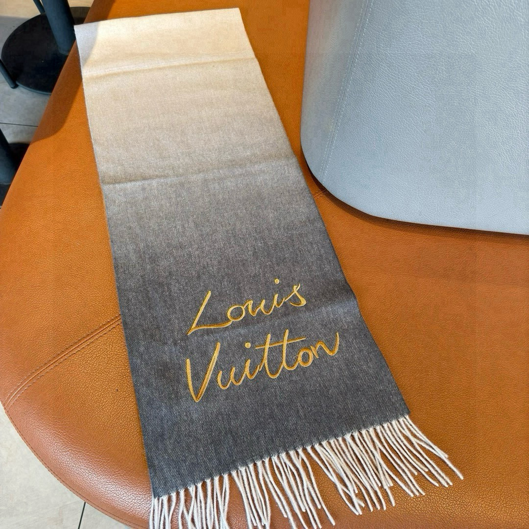 Louis Vuitton ▪大驴家新款渐变围巾 的温柔配色 迷恋 气质低调恬静又不失优雅 重点推荐 高级舒适 气质