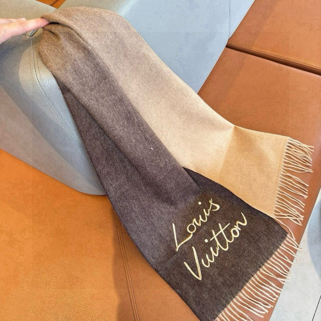 Louis Vuitton ▪大驴家新款渐变围巾 的温柔配色 迷恋 气质低调恬静又不失优雅 重点推荐 高级舒适 气质