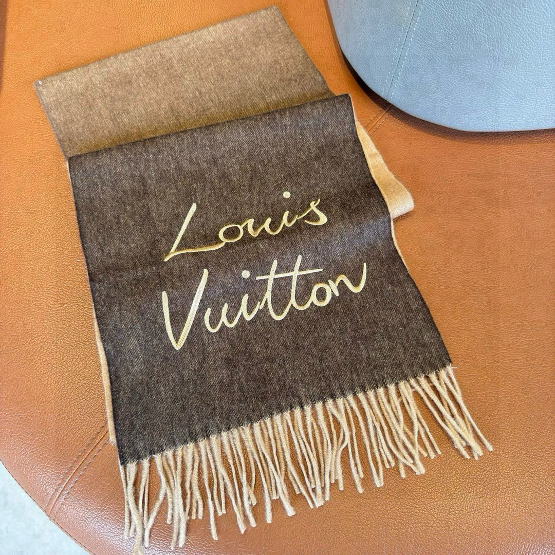 Louis Vuitton ▪大驴家新款渐变围巾 的温柔配色 迷恋 气质低调恬静又不失优雅 重点推荐 高级舒适 气质