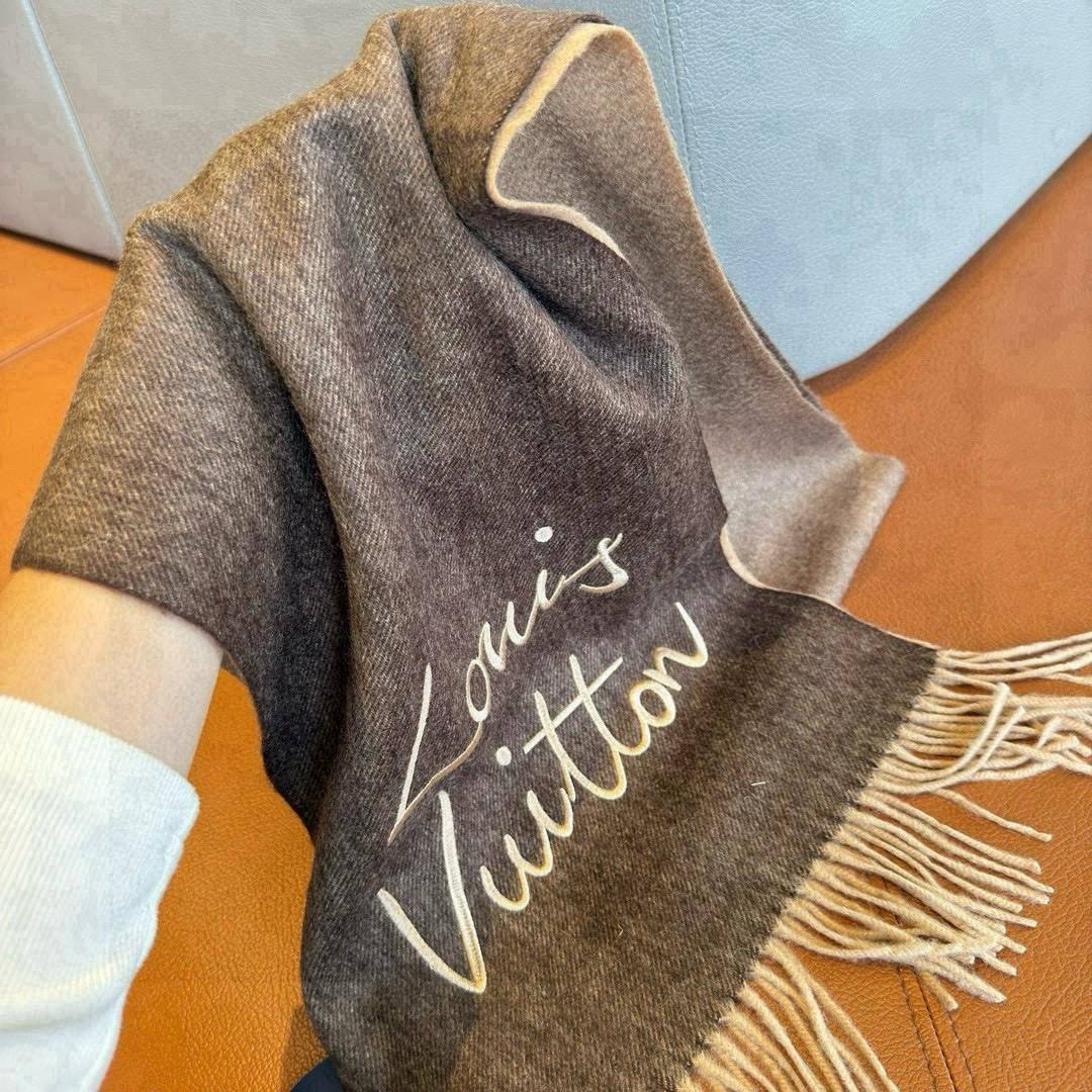 Louis Vuitton ▪大驴家新款渐变围巾 的温柔配色 迷恋 气质低调恬静又不失优雅 重点推荐 高级舒适 气质