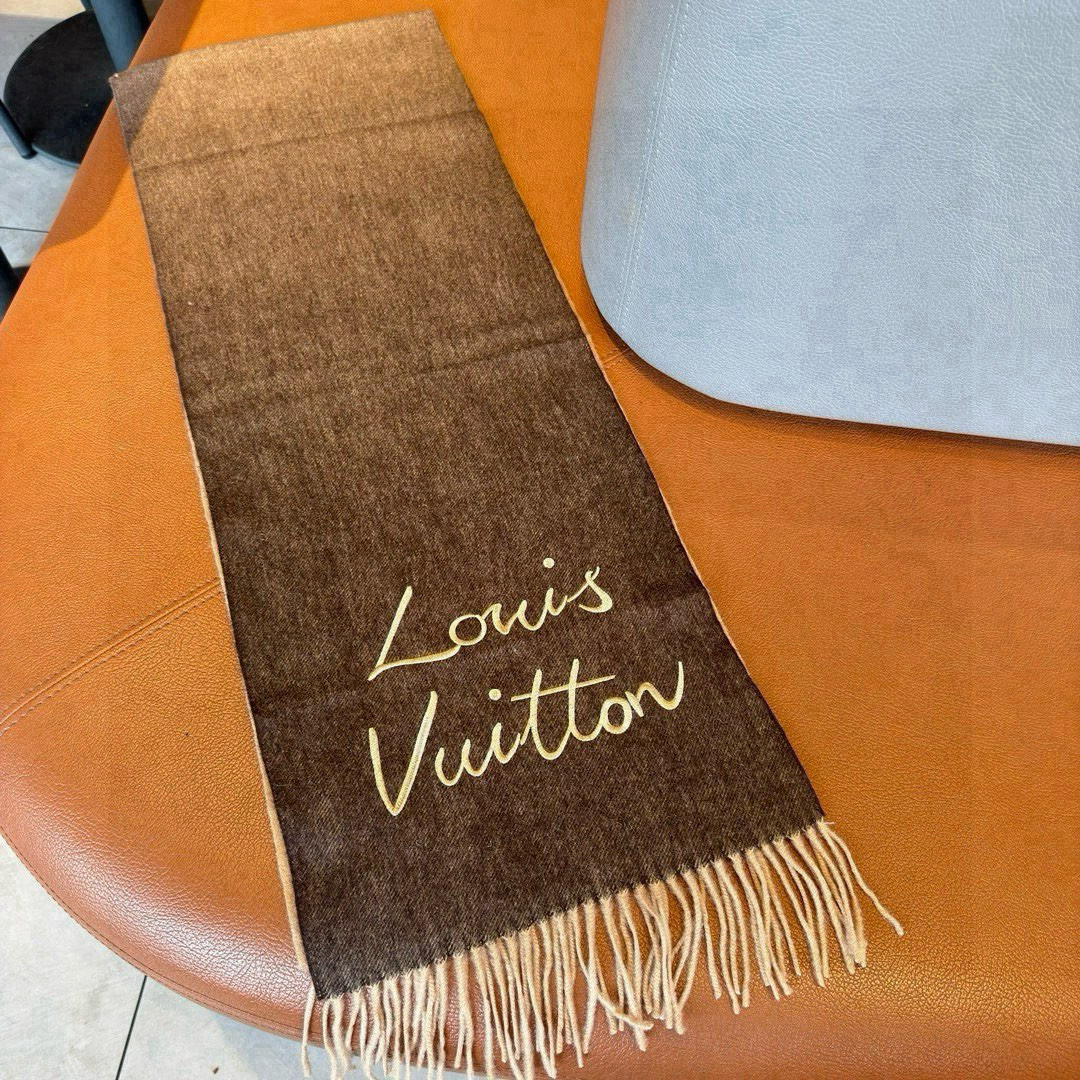 Louis Vuitton ▪大驴家新款渐变围巾 的温柔配色 迷恋 气质低调恬静又不失优雅 重点推荐 高级舒适 气质