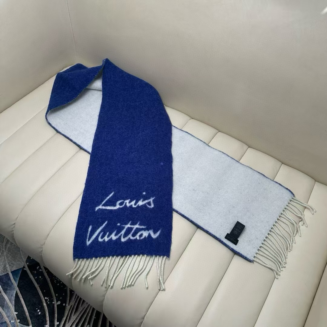 Louis Vuitton 独家首发 Fluffygram 围巾取材羊驼毛和绵羊毛混纺 以拉绒处理营造舒适暖意