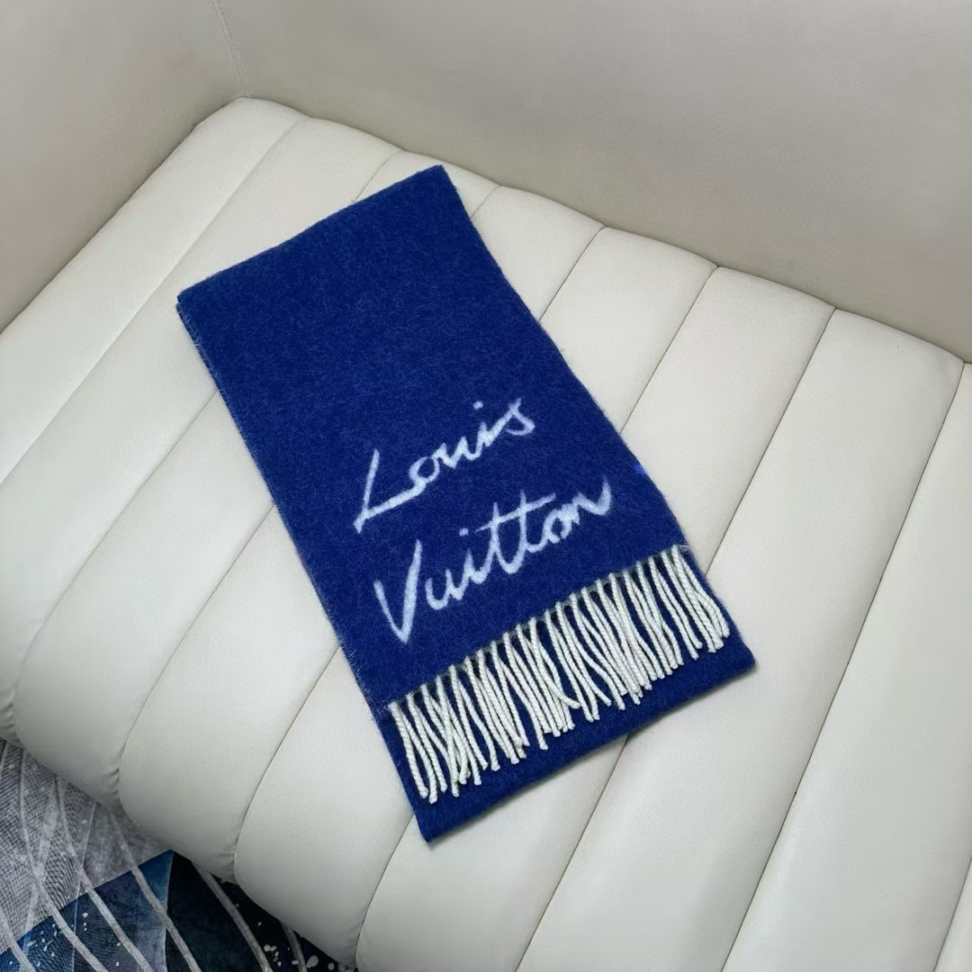 Louis Vuitton 独家首发 Fluffygram 围巾取材羊驼毛和绵羊毛混纺 以拉绒处理营造舒适暖意