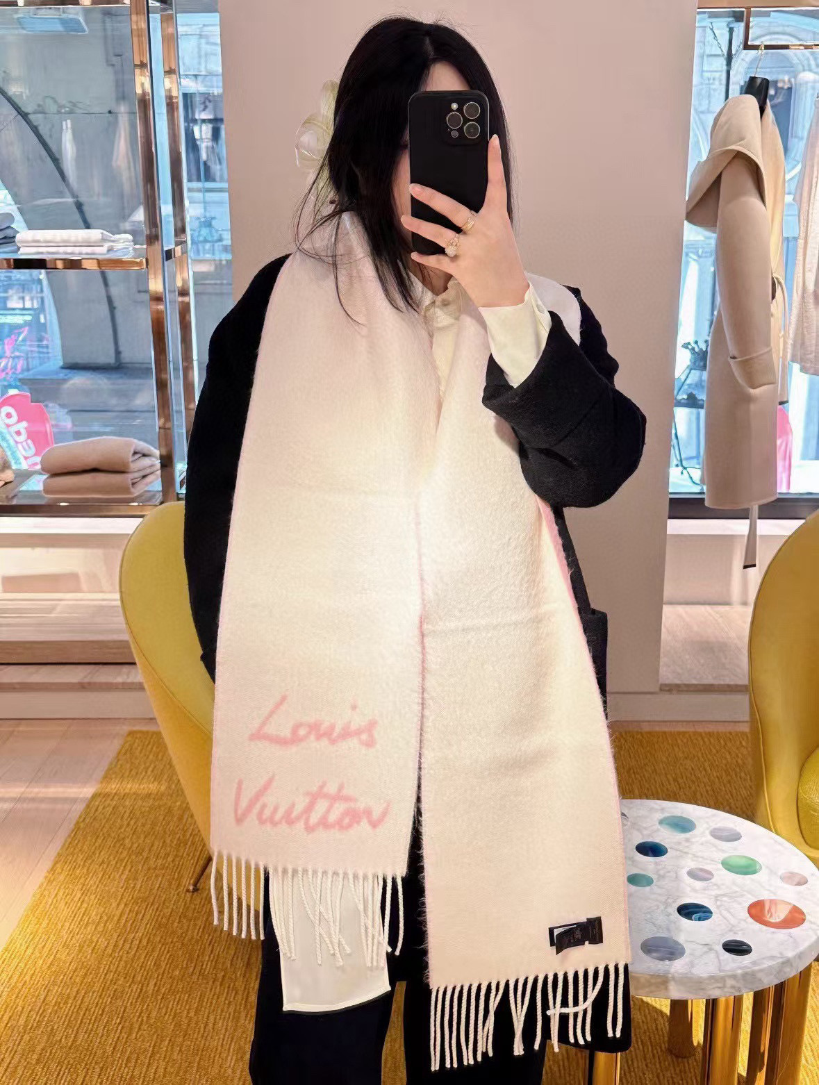 Louis Vuitton 独家首发 Fluffygram 围巾取材羊驼毛和绵羊毛混纺 以拉绒处理营造舒适暖意
