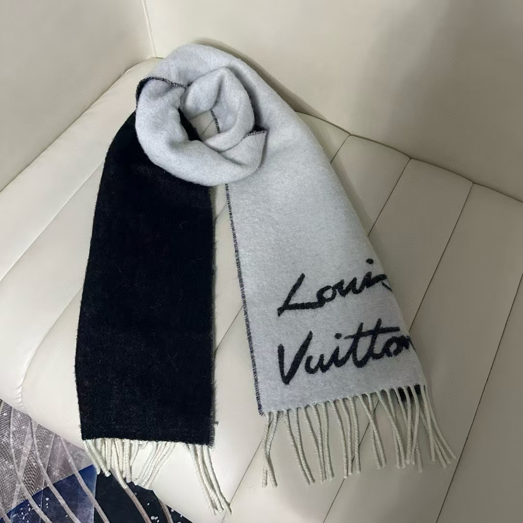 Louis Vuitton 独家首发 Fluffygram 围巾取材羊驼毛和绵羊毛混纺 以拉绒处理营造舒适暖意
