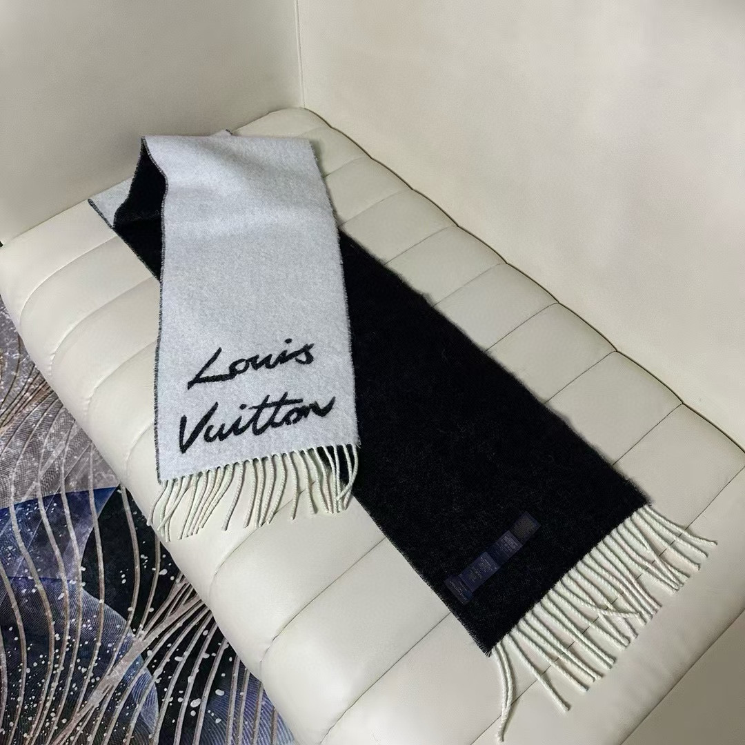 Louis Vuitton 独家首发 Fluffygram 围巾取材羊驼毛和绵羊毛混纺 以拉绒处理营造舒适暖意