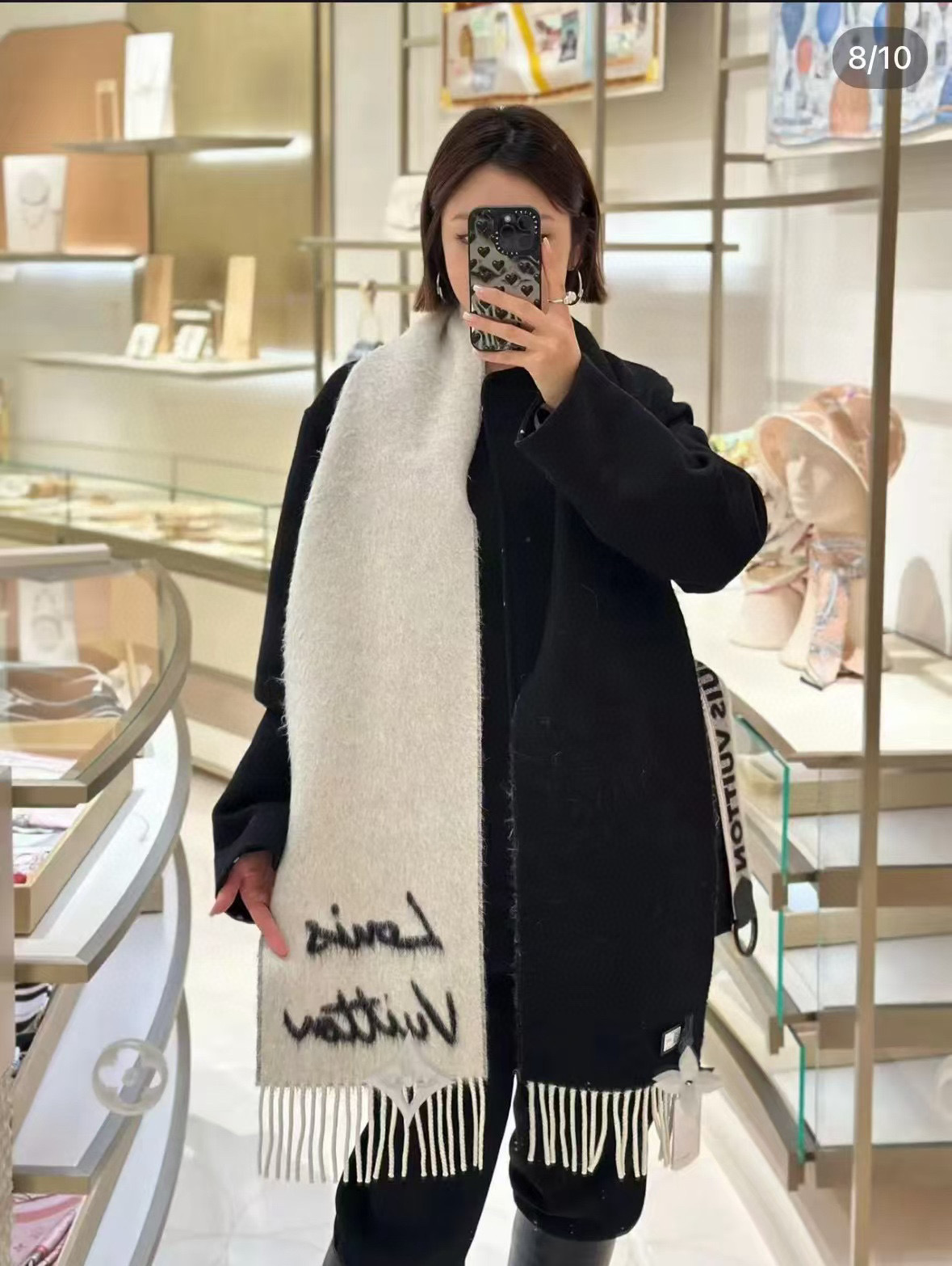 Louis Vuitton 独家首发 Fluffygram 围巾取材羊驼毛和绵羊毛混纺 以拉绒处理营造舒适暖意