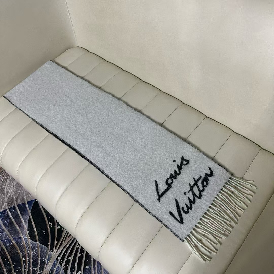 Louis Vuitton 独家首发 Fluffygram 围巾取材羊驼毛和绵羊毛混纺 以拉绒处理营造舒适暖意