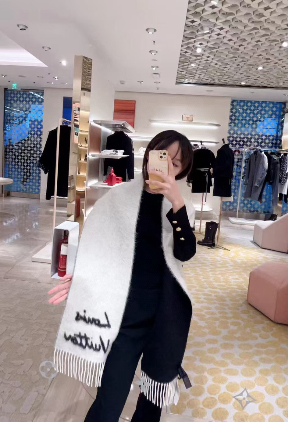 Louis Vuitton 独家首发 Fluffygram 围巾取材羊驼毛和绵羊毛混纺 以拉绒处理营造舒适暖意