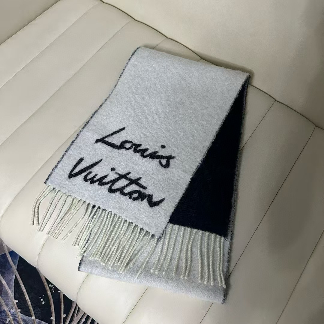 Louis Vuitton 独家首发 Fluffygram 围巾取材羊驼毛和绵羊毛混纺 以拉绒处理营造舒适暖意