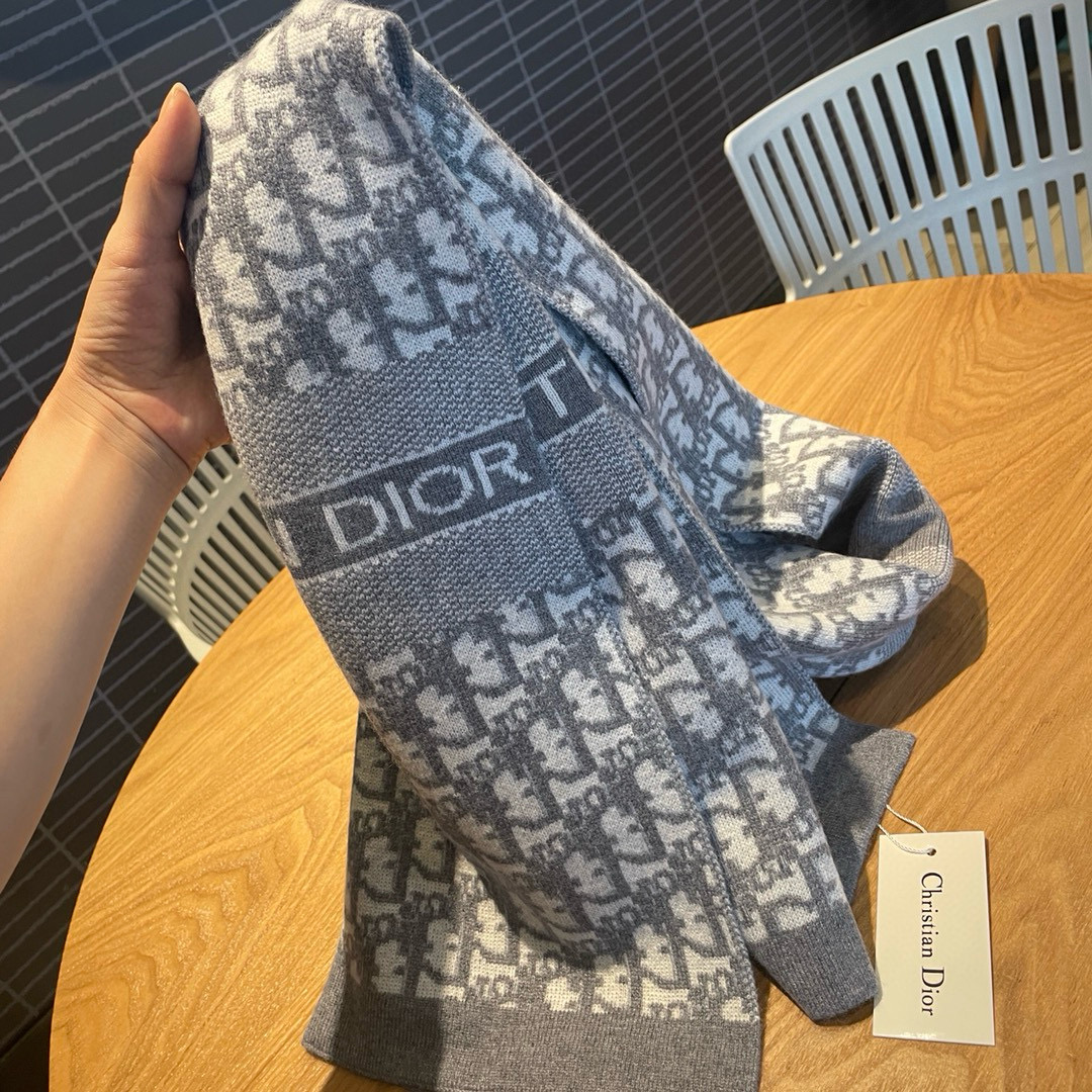 Dior 大D家 秋冬款 针织双面提花风格 高端设计师配色均考虑上身效果和色彩饱和度 色泽会浓郁而深