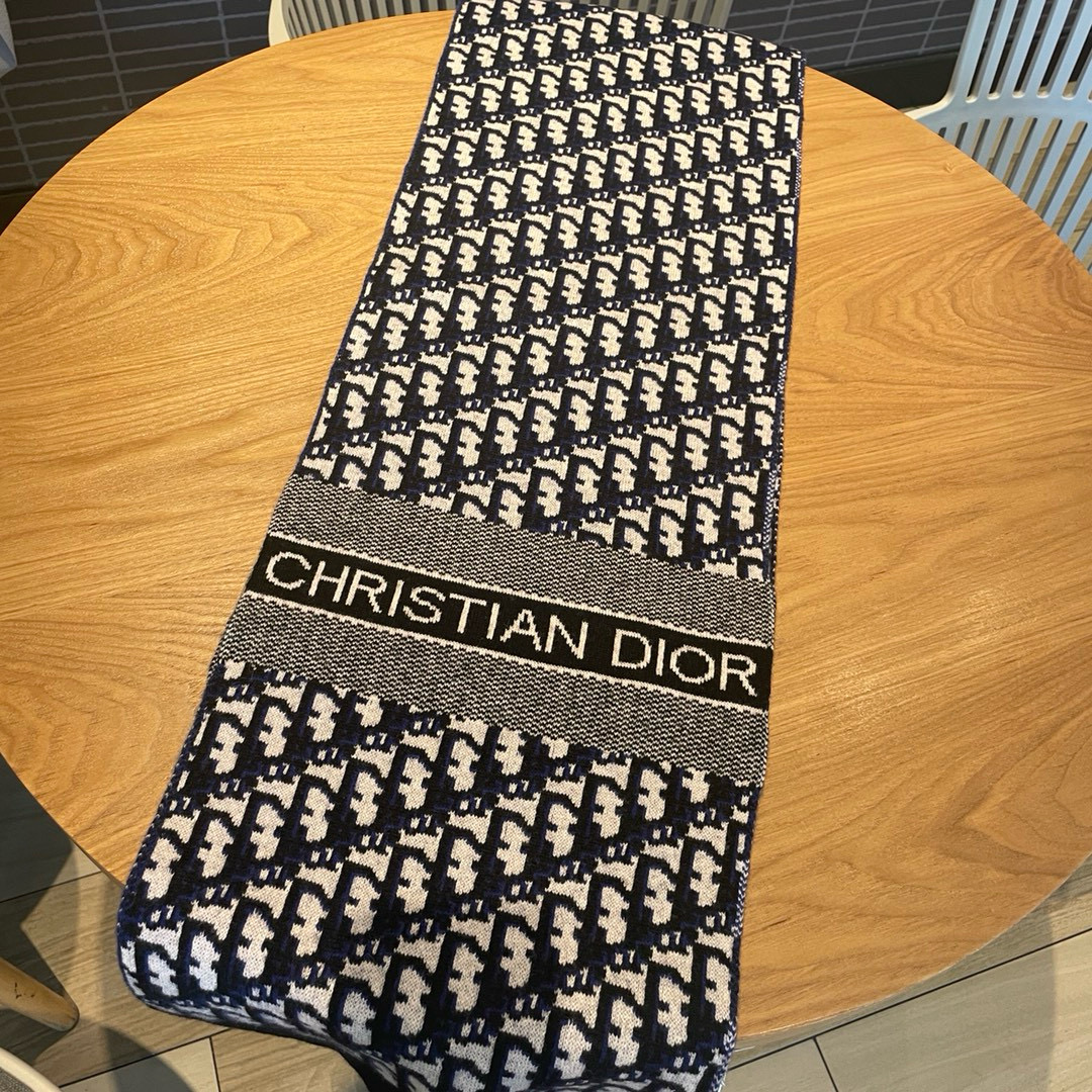 Dior 大D家 秋冬款 针织双面提花风格 高端设计师配色均考虑上身效果和色彩饱和度 色泽会浓郁而深
