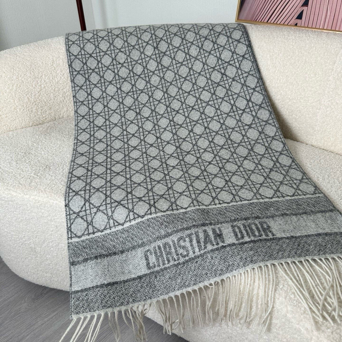 🆕CD新款菱格银丝羊绒双面提花大披肩‼️Blingbling 的银光闪闪，柔软亲肤，凭实力火出圈的经典款