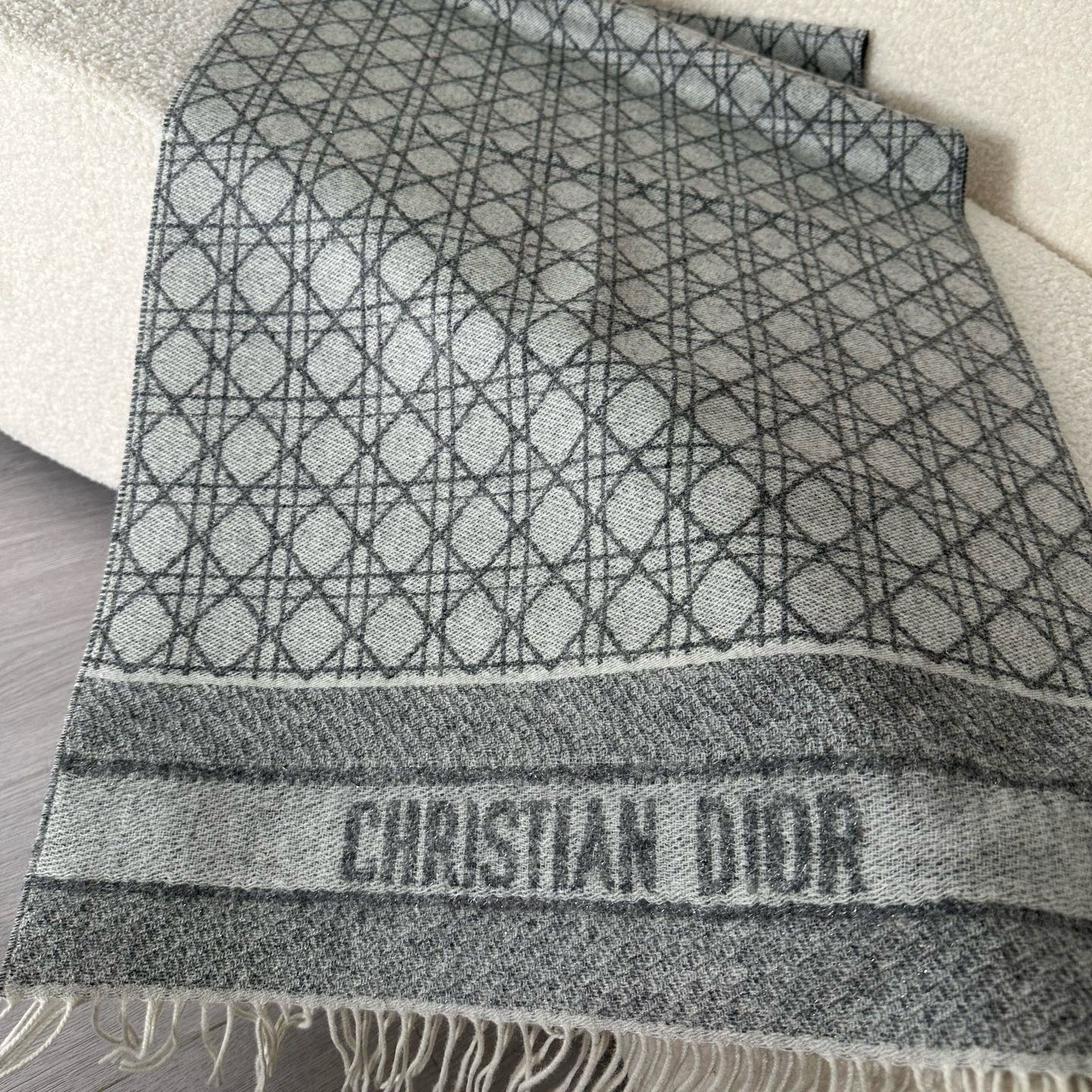 🆕CD新款菱格银丝羊绒双面提花大披肩‼️Blingbling 的银光闪闪，柔软亲肤，凭实力火出圈的经典款