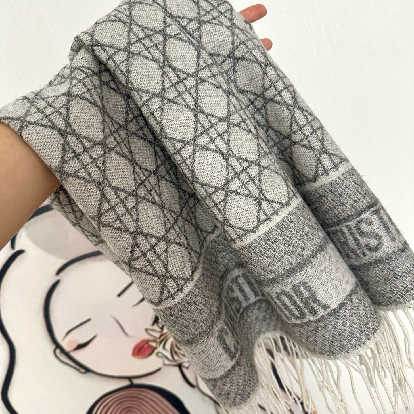 🆕CD新款菱格银丝羊绒双面提花大披肩‼️Blingbling 的银光闪闪，柔软亲肤，凭实力火出圈的经典款