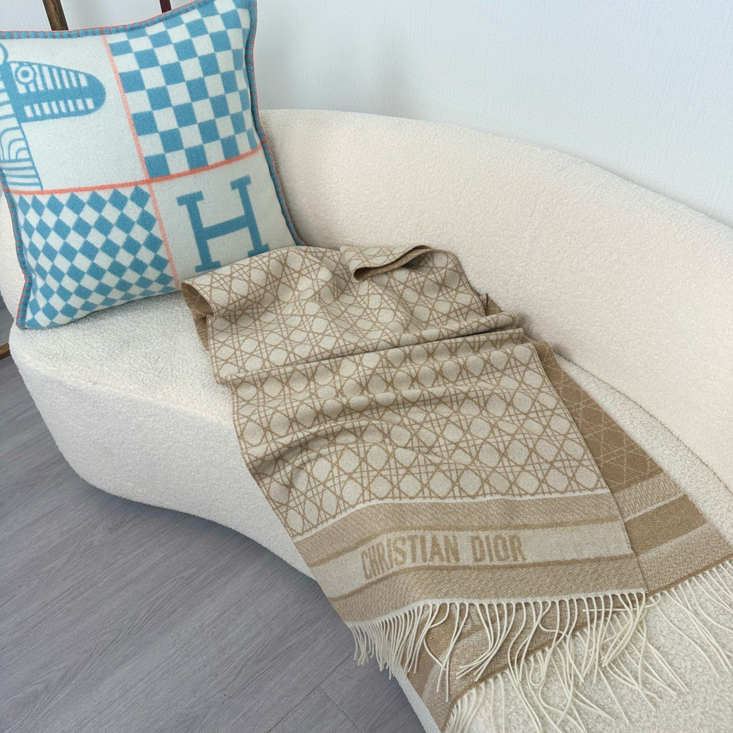 🆕CD新款菱格银丝羊绒双面提花大披肩‼️Blingbling 的银光闪闪，柔软亲肤，凭实力火出圈的经典款