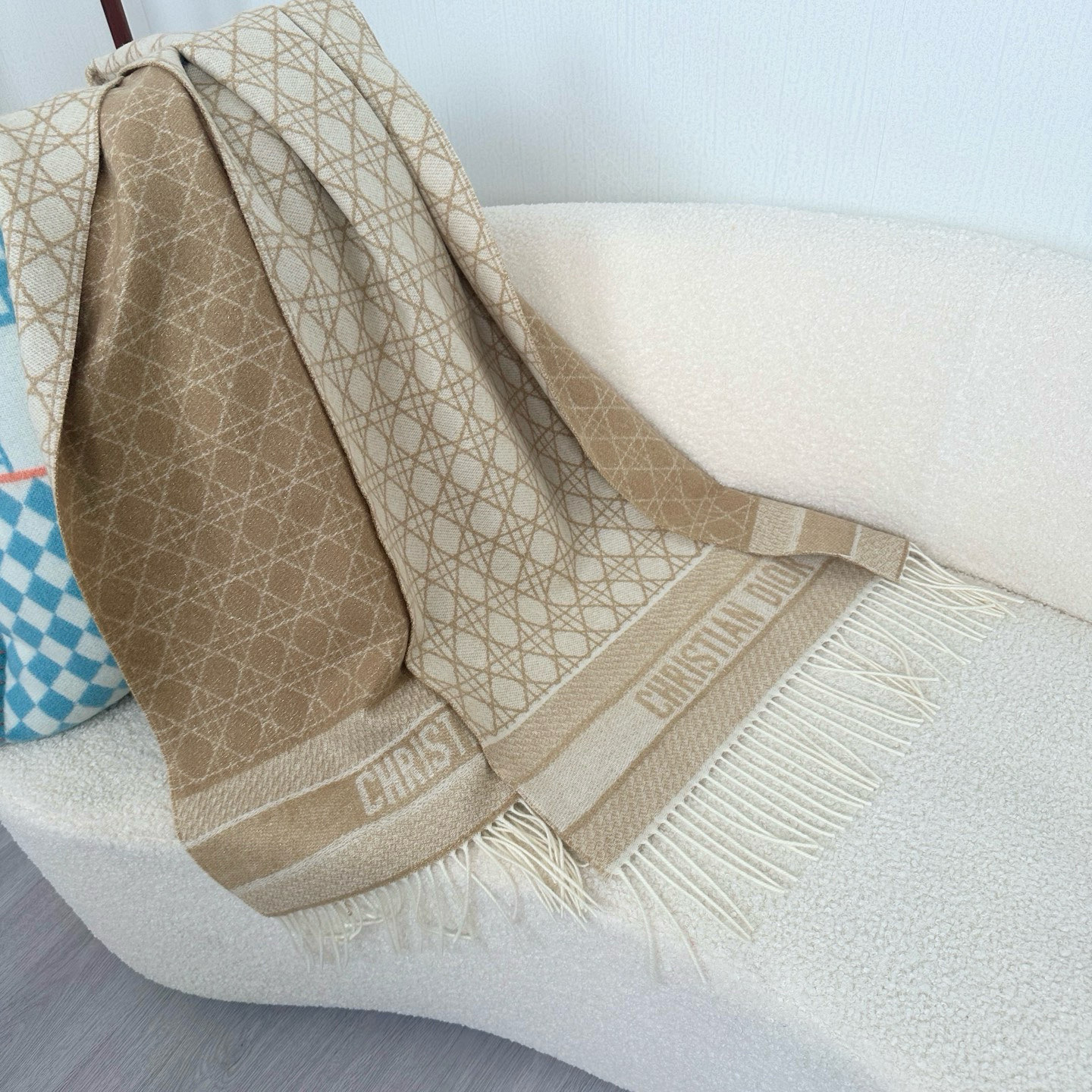 🆕CD新款菱格银丝羊绒双面提花大披肩‼️Blingbling 的银光闪闪，柔软亲肤，凭实力火出圈的经典款