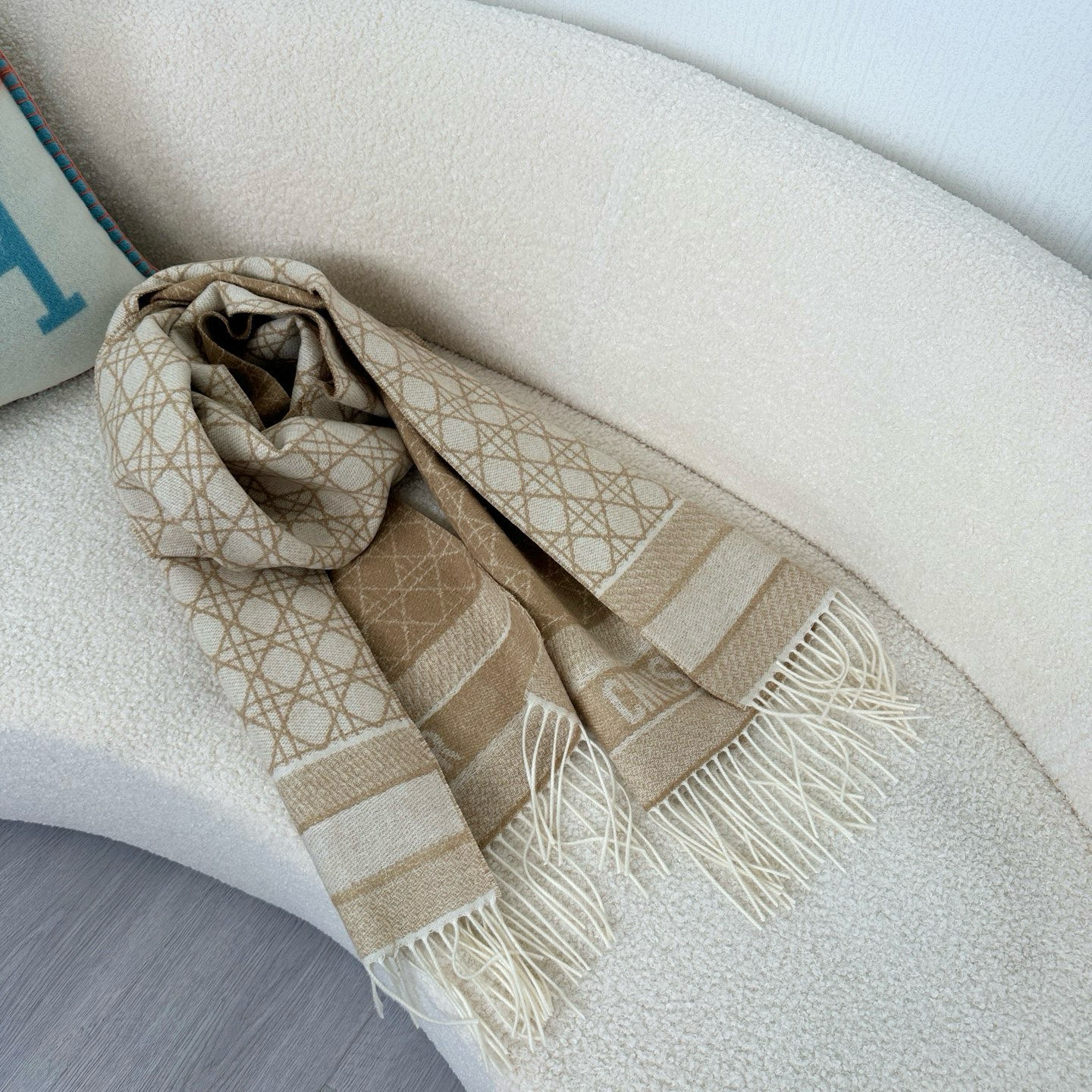 🆕CD新款菱格银丝羊绒双面提花大披肩‼️Blingbling 的银光闪闪，柔软亲肤，凭实力火出圈的经典款