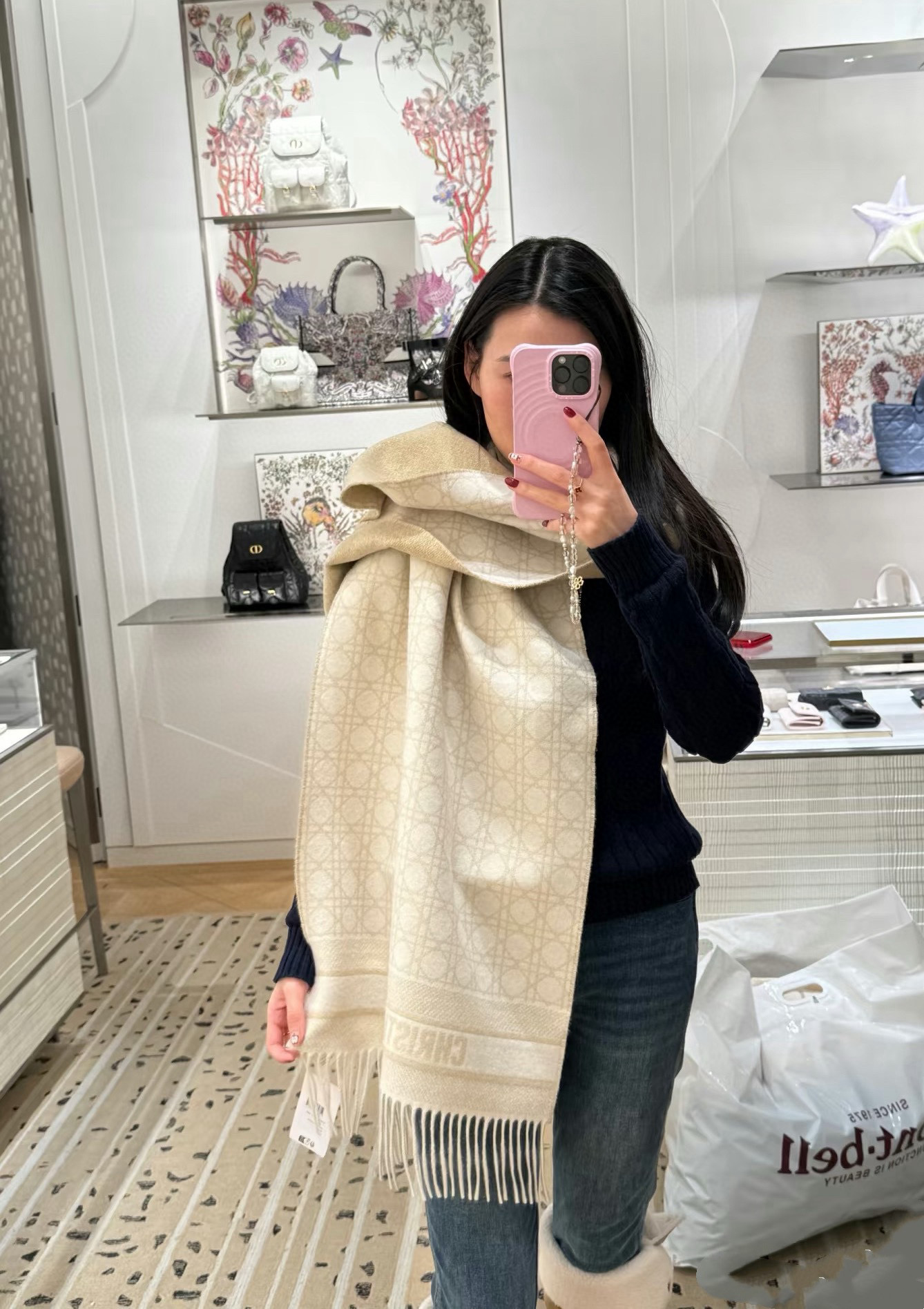 NO:342230,CD's new diamond-shaped silver silk cashmere double-sided jacquard shawl Blingbling's silver shiny, soft and skin-friendly, and has become a classic model that has become popular with its strength. The double-sided craftsmanship is exquisite and unique. Just close your eyes and enter it!  50*200cm cashmere high-version scarf, high-version scarf, shawls19860909CD新款菱格银丝羊绒双面提花大披肩 Blingbling 的银光闪闪,柔软亲肤,凭实力火出圈的经典款 双面的工艺技术精湛又独特 闭着眼睛入就行！50*200cm 羊绒高版本围巾,高版本围巾,shawls,scarf