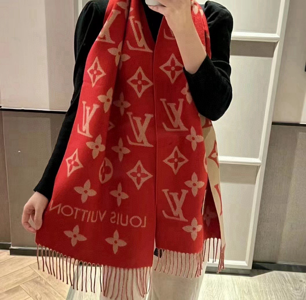 Louis Vuitton 以Monogram图案和路易威登标识宣示品牌底蕴，搭配柔美流苏饰边，成就Reykjavik围巾之外的闲适之选