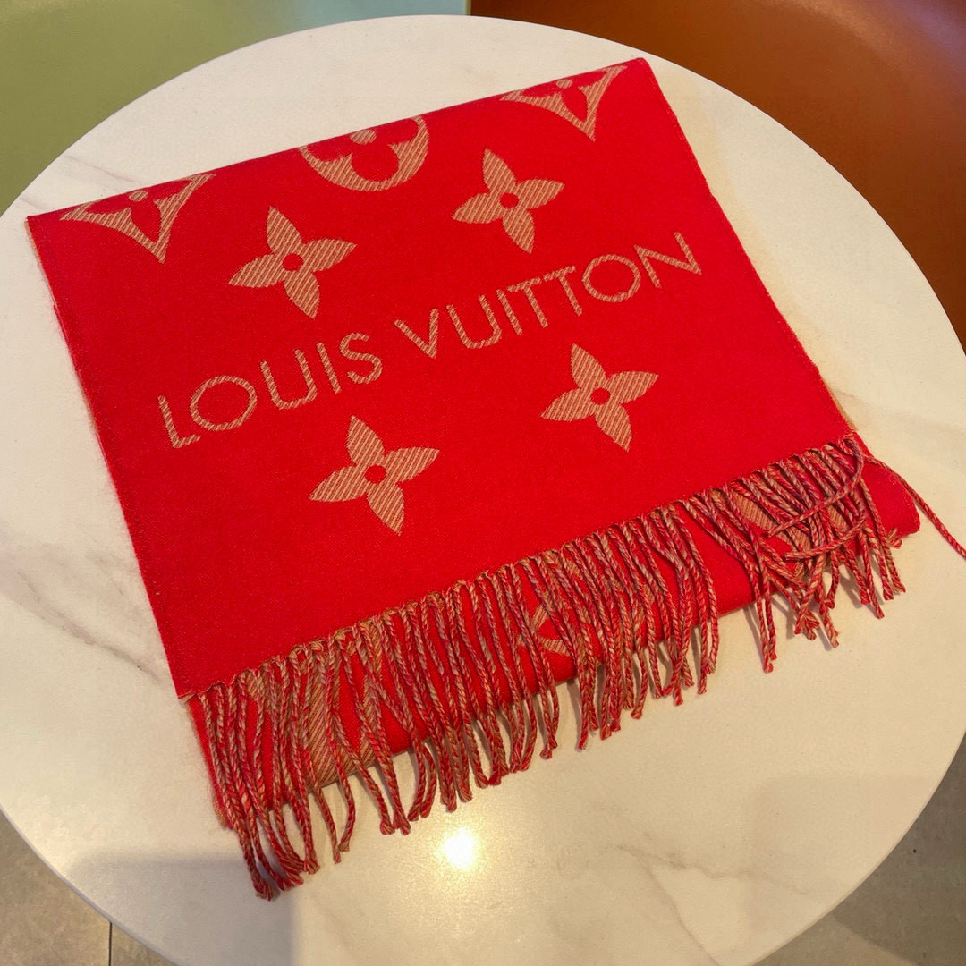 Louis Vuitton 以Monogram图案和路易威登标识宣示品牌底蕴，搭配柔美流苏饰边，成就Reykjavik围巾之外的闲适之选