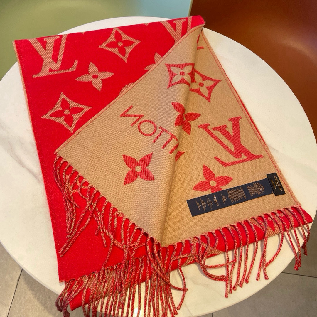 Louis Vuitton 以Monogram图案和路易威登标识宣示品牌底蕴，搭配柔美流苏饰边，成就Reykjavik围巾之外的闲适之选