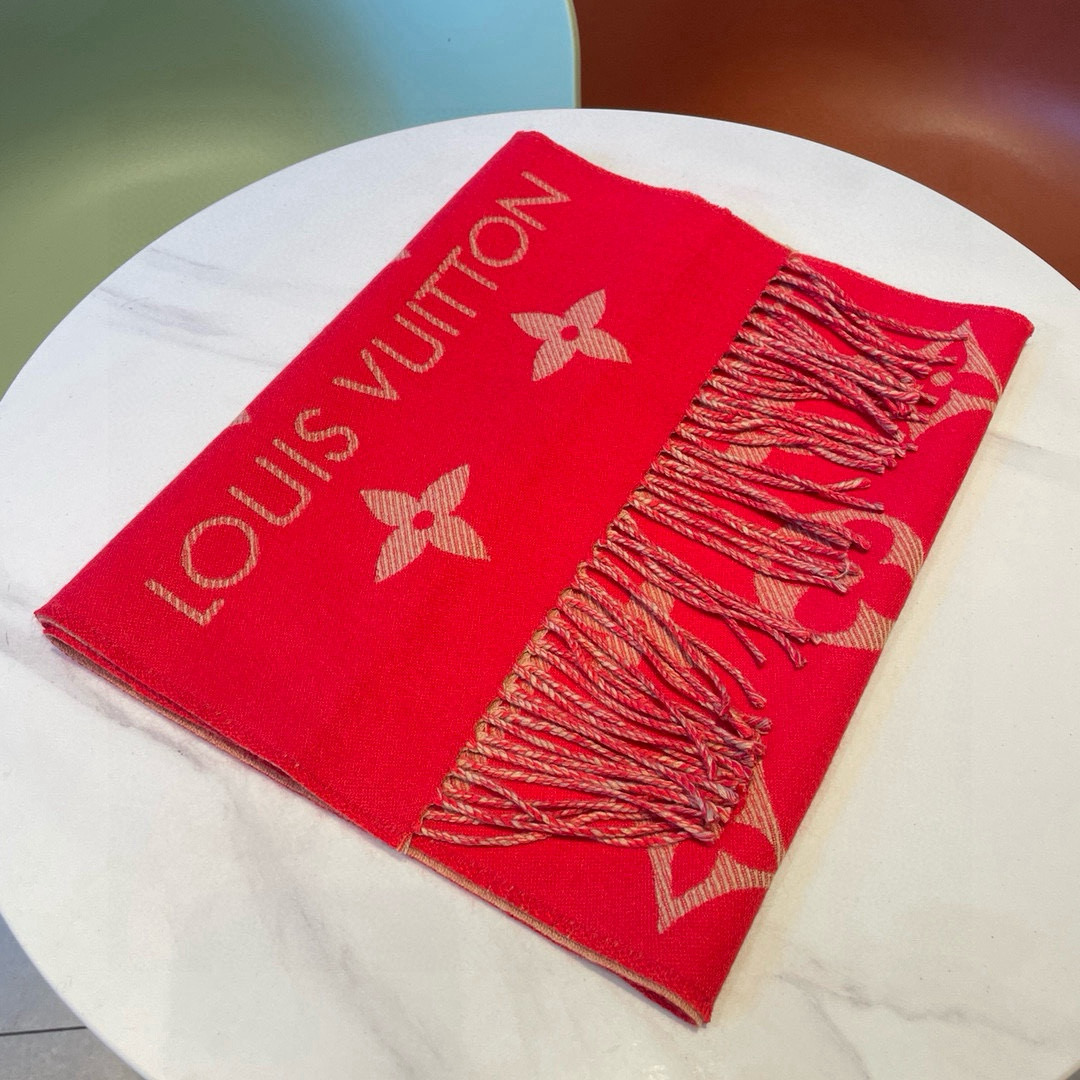 Louis Vuitton 以Monogram图案和路易威登标识宣示品牌底蕴，搭配柔美流苏饰边，成就Reykjavik围巾之外的闲适之选