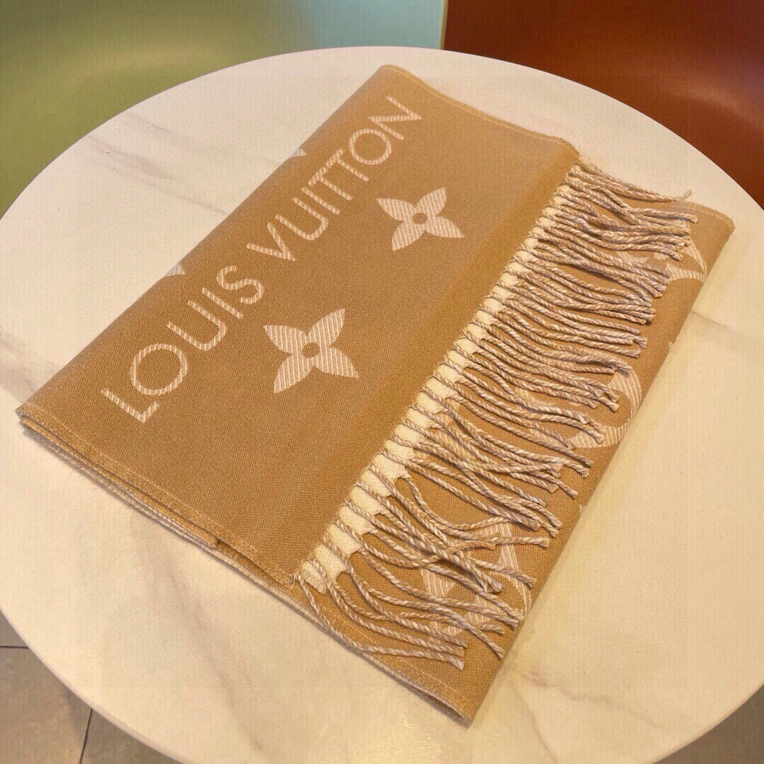 Louis Vuitton 以Monogram图案和路易威登标识宣示品牌底蕴，搭配柔美流苏饰边，成就Reykjavik围巾之外的闲适之选