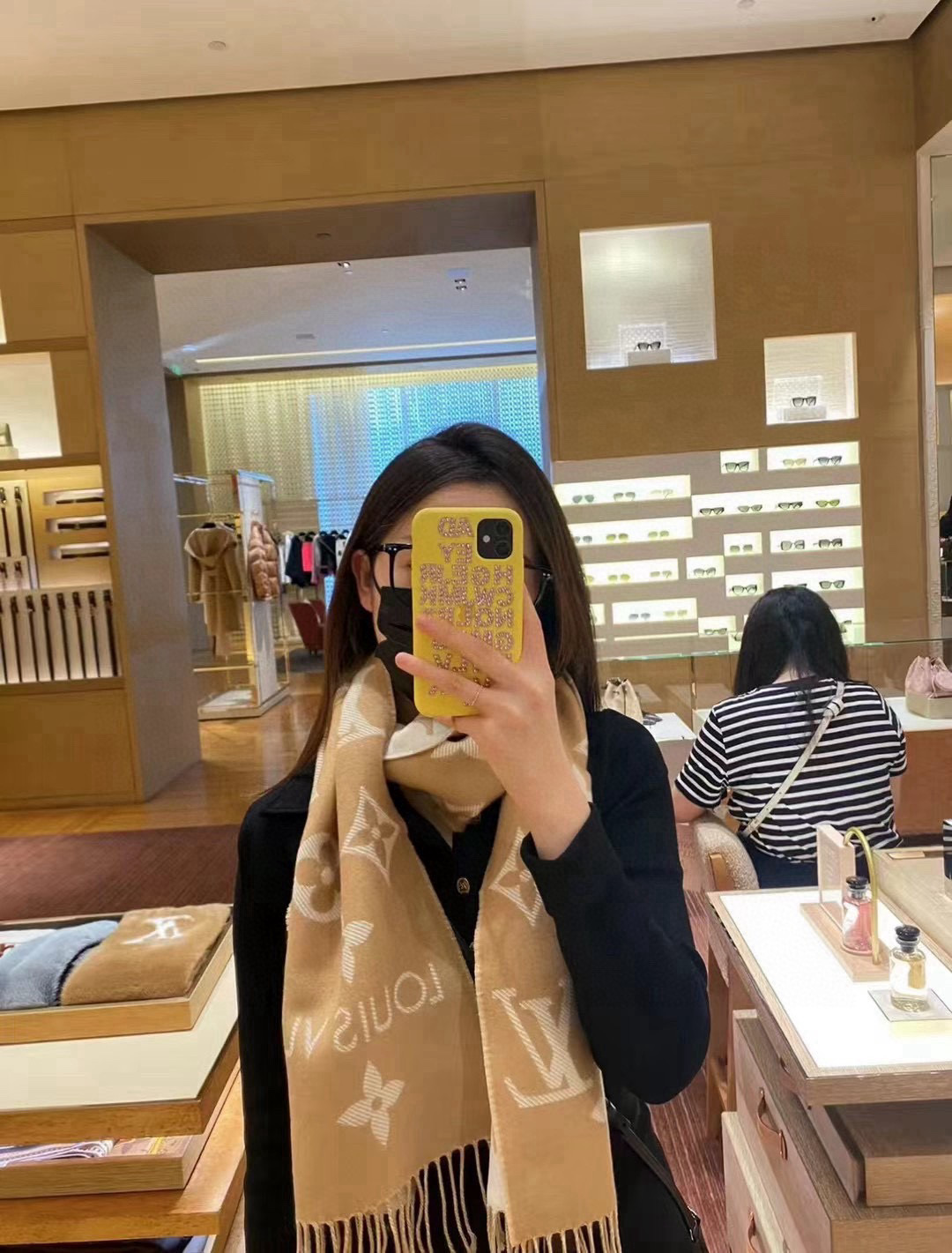 Louis Vuitton 以Monogram图案和路易威登标识宣示品牌底蕴，搭配柔美流苏饰边，成就Reykjavik围巾之外的闲适之选