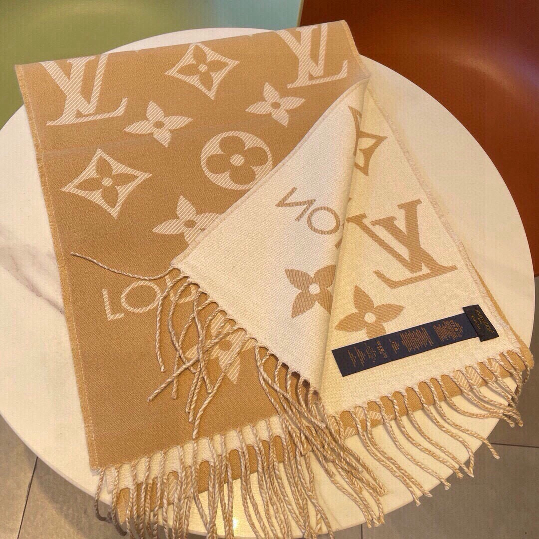 Louis Vuitton 以Monogram图案和路易威登标识宣示品牌底蕴，搭配柔美流苏饰边，成就Reykjavik围巾之外的闲适之选