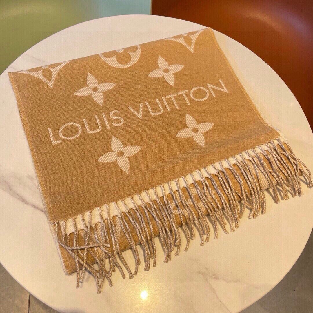 Louis Vuitton 以Monogram图案和路易威登标识宣示品牌底蕴，搭配柔美流苏饰边，成就Reykjavik围巾之外的闲适之选