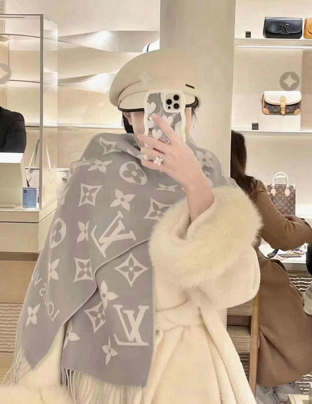 Louis Vuitton 以Monogram图案和路易威登标识宣示品牌底蕴，搭配柔美流苏饰边，成就Reykjavik围巾之外的闲适之选