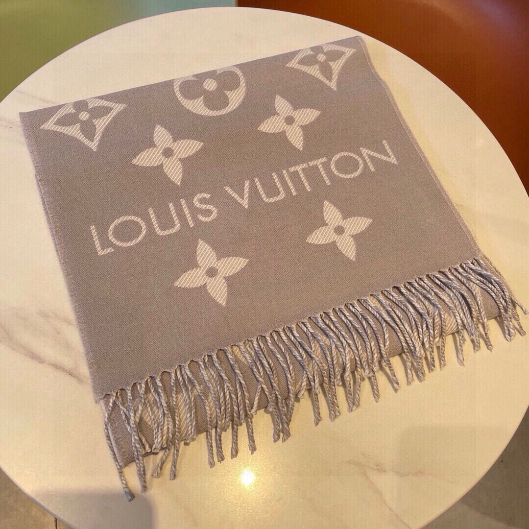Louis Vuitton 以Monogram图案和路易威登标识宣示品牌底蕴，搭配柔美流苏饰边，成就Reykjavik围巾之外的闲适之选