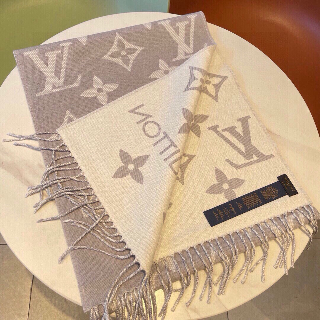 Louis Vuitton 以Monogram图案和路易威登标识宣示品牌底蕴，搭配柔美流苏饰边，成就Reykjavik围巾之外的闲适之选