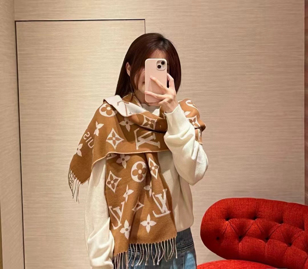Louis Vuitton 以Monogram图案和路易威登标识宣示品牌底蕴，搭配柔美流苏饰边，成就Reykjavik围巾之外的闲适之选