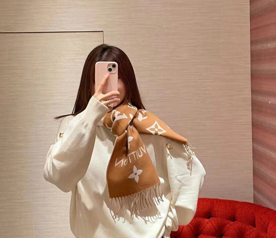 Louis Vuitton 以Monogram图案和路易威登标识宣示品牌底蕴，搭配柔美流苏饰边，成就Reykjavik围巾之外的闲适之选