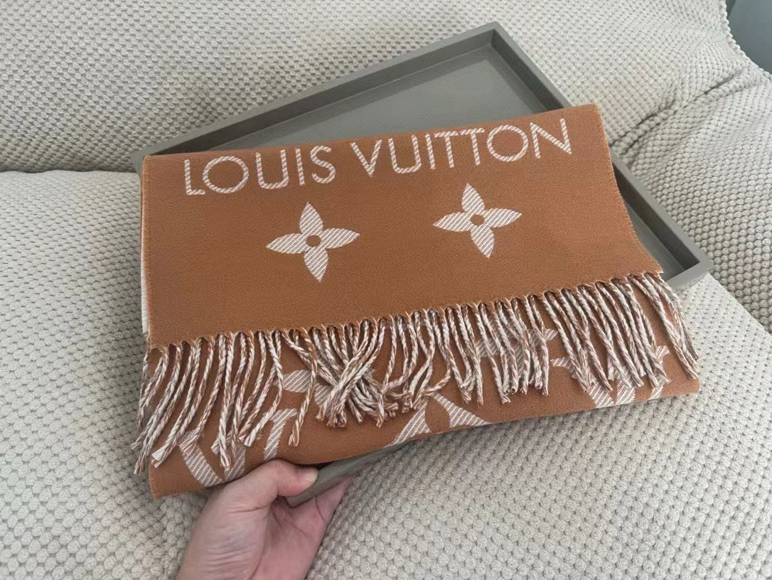 Louis Vuitton 以Monogram图案和路易威登标识宣示品牌底蕴，搭配柔美流苏饰边，成就Reykjavik围巾之外的闲适之选
