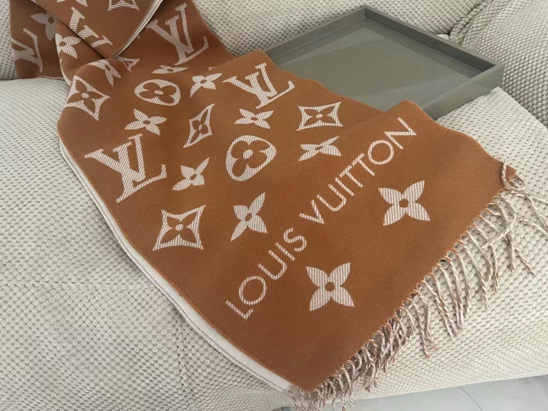 Louis Vuitton 以Monogram图案和路易威登标识宣示品牌底蕴，搭配柔美流苏饰边，成就Reykjavik围巾之外的闲适之选