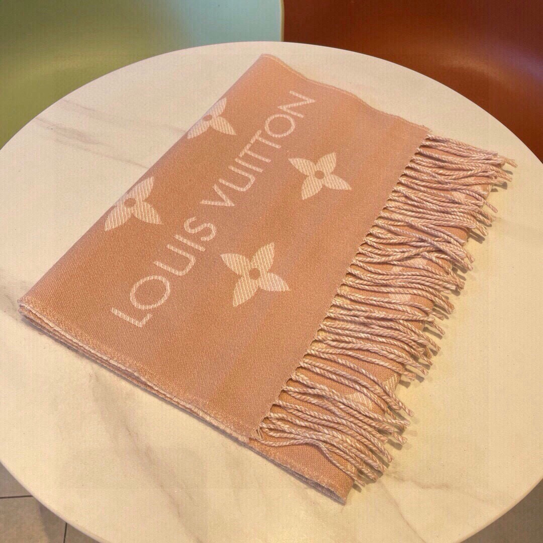 Louis Vuitton 以Monogram图案和路易威登标识宣示品牌底蕴，搭配柔美流苏饰边，成就Reykjavik围巾之外的闲适之选