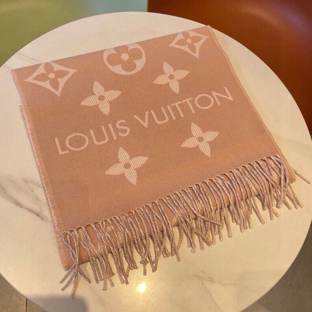 Louis Vuitton 以Monogram图案和路易威登标识宣示品牌底蕴，搭配柔美流苏饰边，成就Reykjavik围巾之外的闲适之选