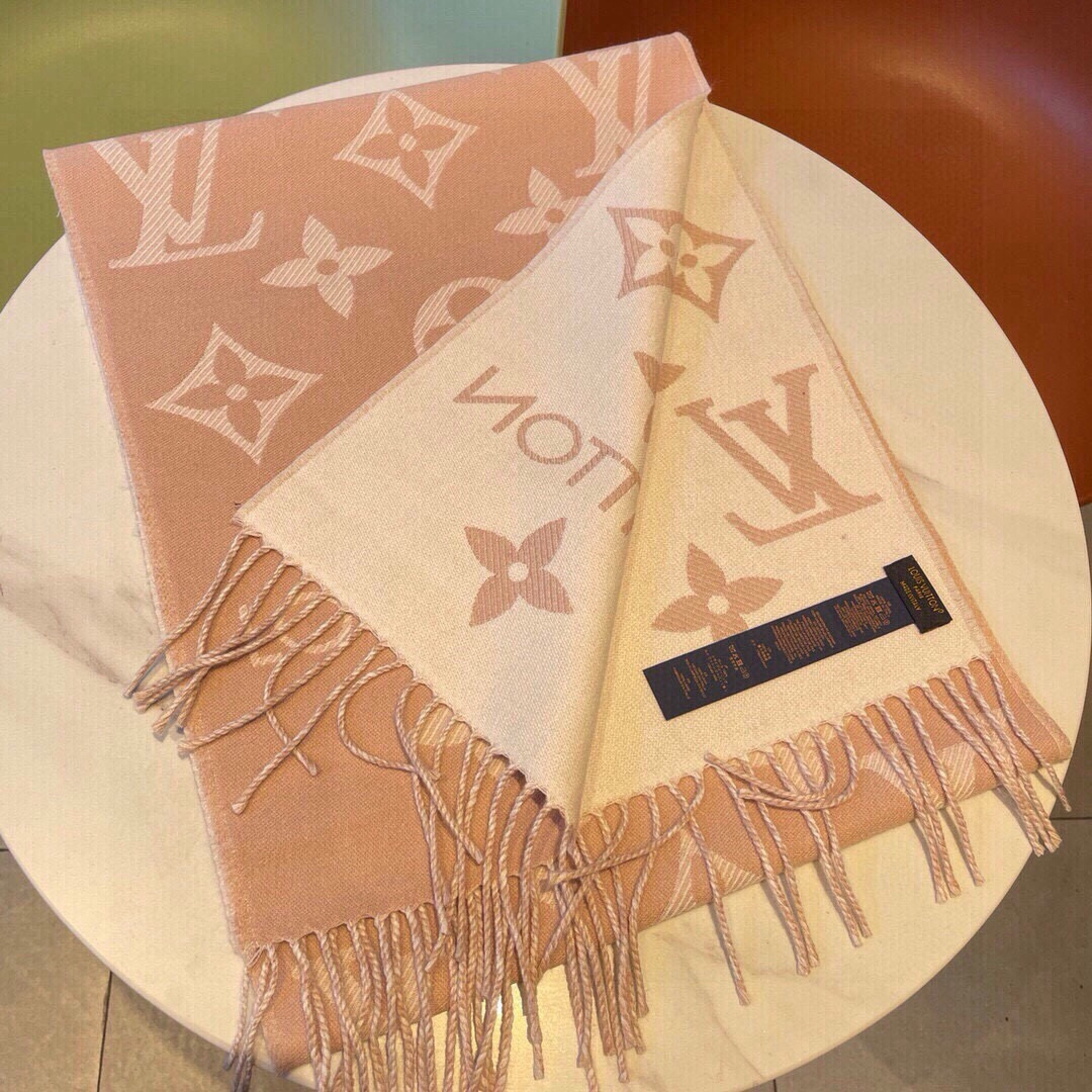 Louis Vuitton 以Monogram图案和路易威登标识宣示品牌底蕴，搭配柔美流苏饰边，成就Reykjavik围巾之外的闲适之选