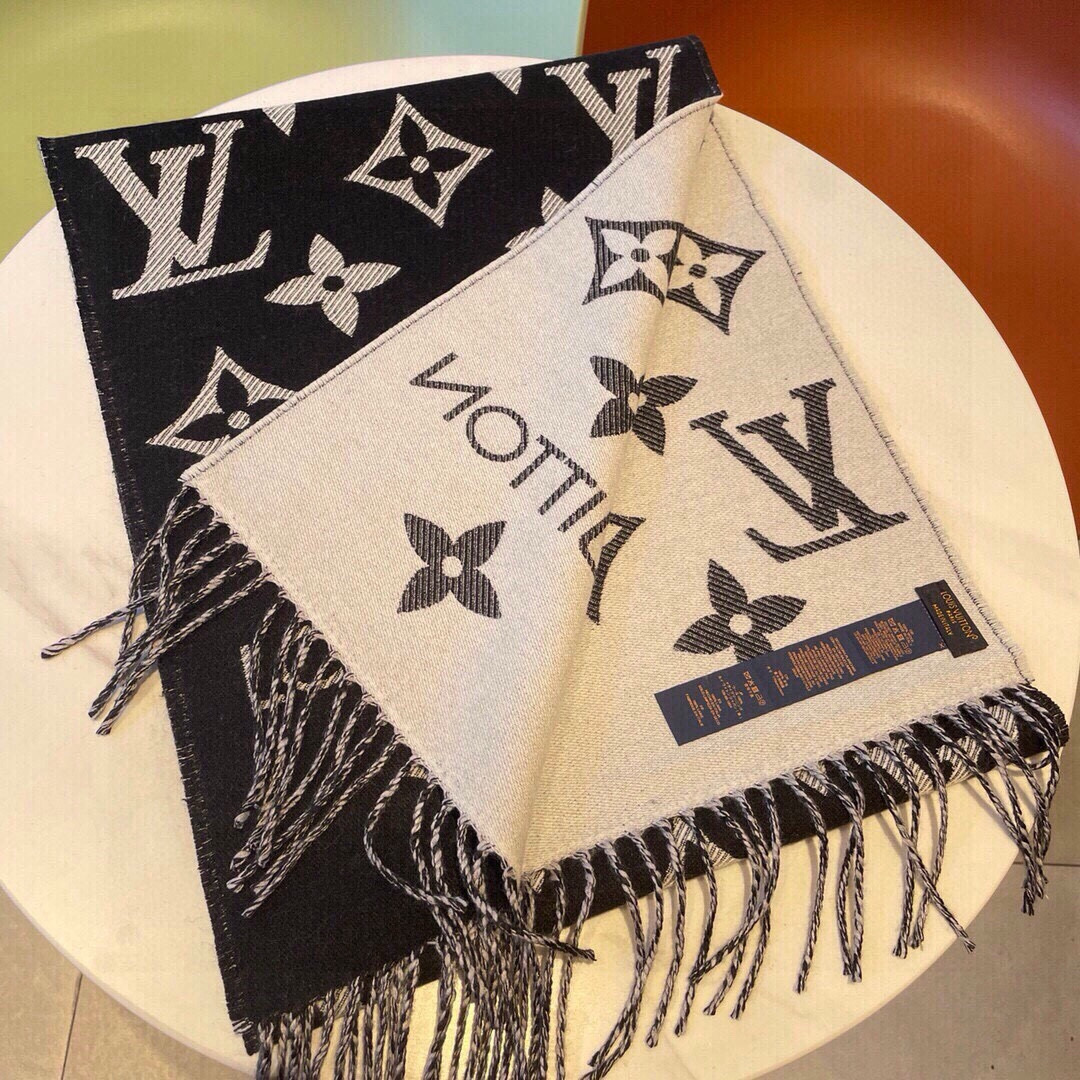 Louis Vuitton 以Monogram图案和路易威登标识宣示品牌底蕴，搭配柔美流苏饰边，成就Reykjavik围巾之外的闲适之选