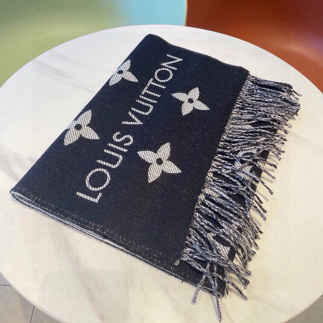 Louis Vuitton 以Monogram图案和路易威登标识宣示品牌底蕴，搭配柔美流苏饰边，成就Reykjavik围巾之外的闲适之选