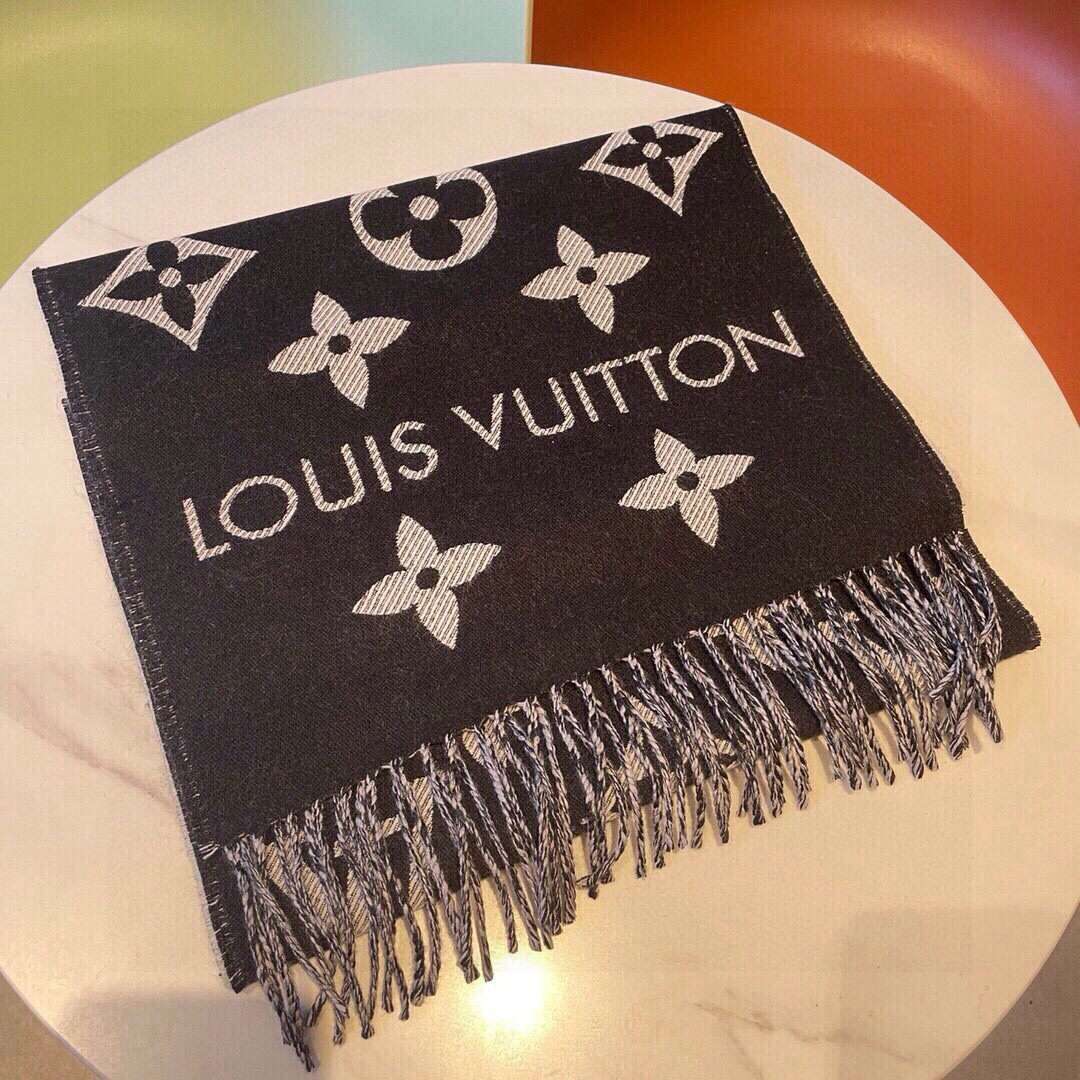 Louis Vuitton 以Monogram图案和路易威登标识宣示品牌底蕴，搭配柔美流苏饰边，成就Reykjavik围巾之外的闲适之选
