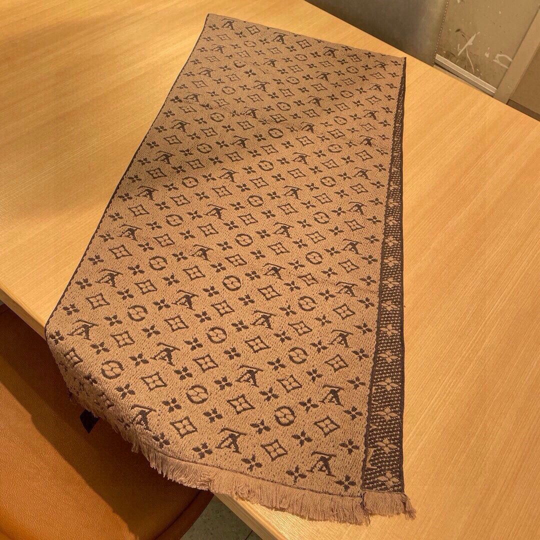 Louis Vuitton 中意非常稳 ▪ 我们的男款围巾且买且珍惜~~男款真的很少 一年也就出几款 都是出口订单所以比较难遇