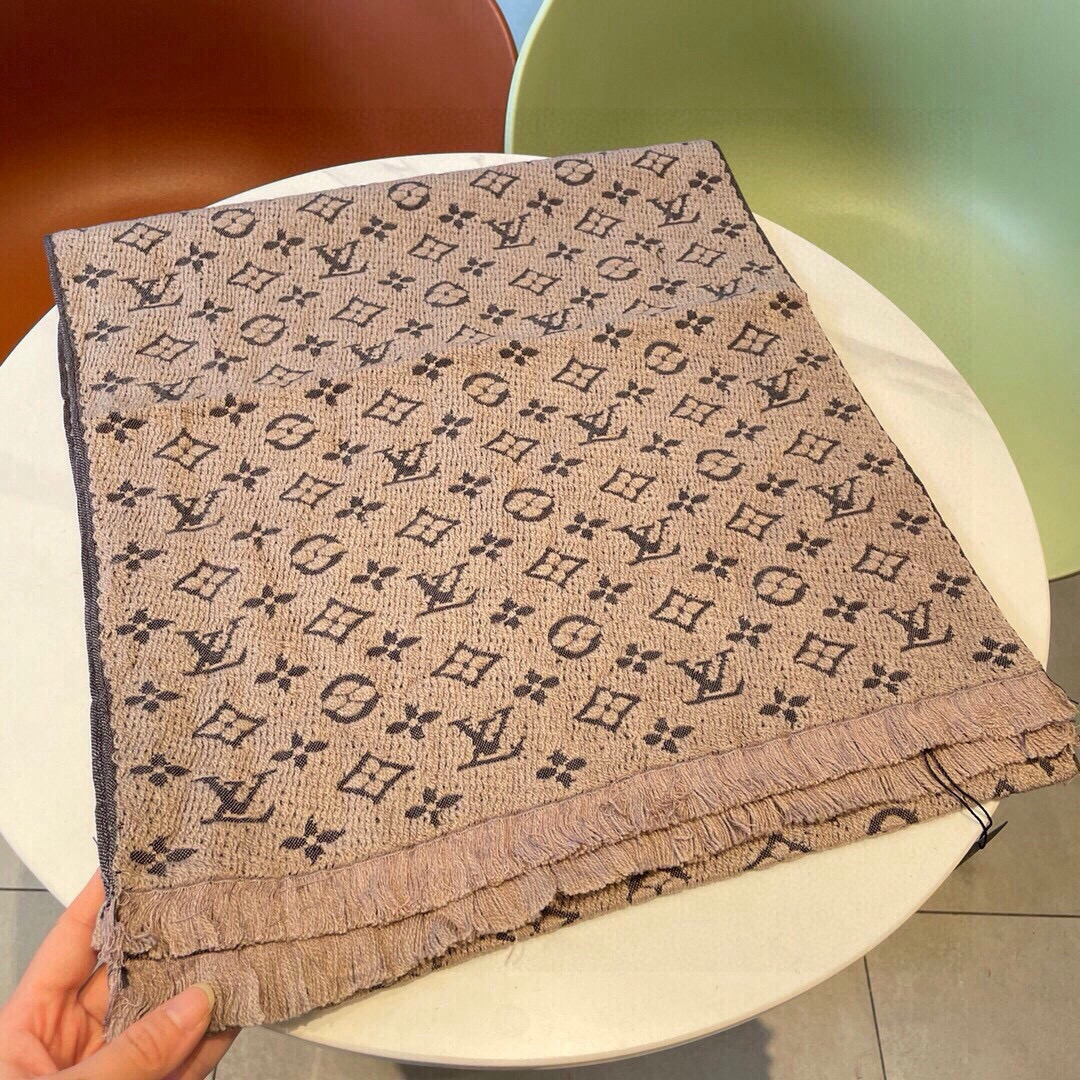Louis Vuitton 中意非常稳 ▪ 我们的男款围巾且买且珍惜~~男款真的很少 一年也就出几款 都是出口订单所以比较难遇