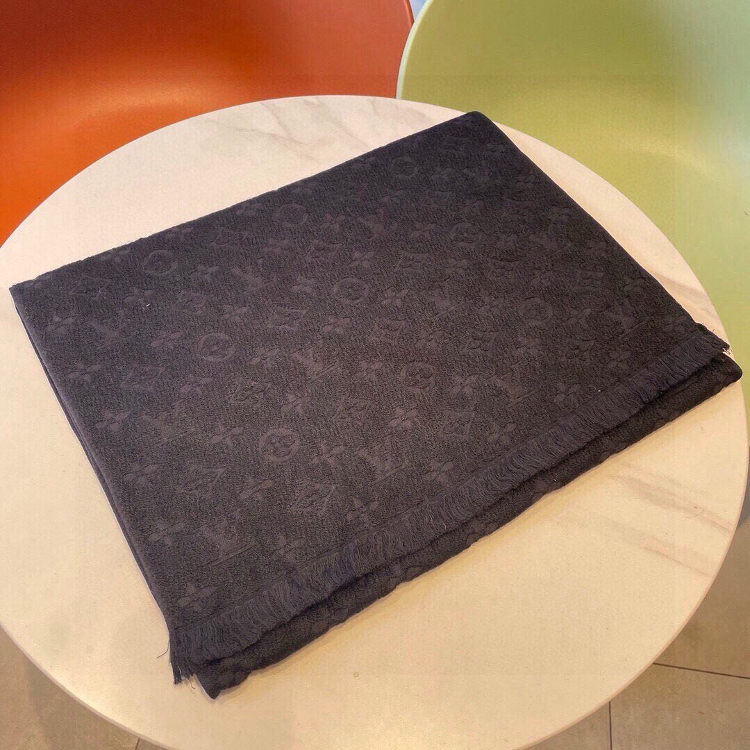 Louis Vuitton 中意非常稳 ▪ 我们的男款围巾且买且珍惜~~男款真的很少 一年也就出几款 都是出口订单所以比较难遇