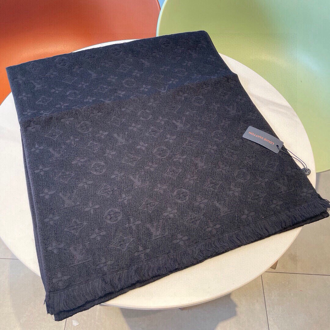 Louis Vuitton 中意非常稳 ▪ 我们的男款围巾且买且珍惜~~男款真的很少 一年也就出几款 都是出口订单所以比较难遇