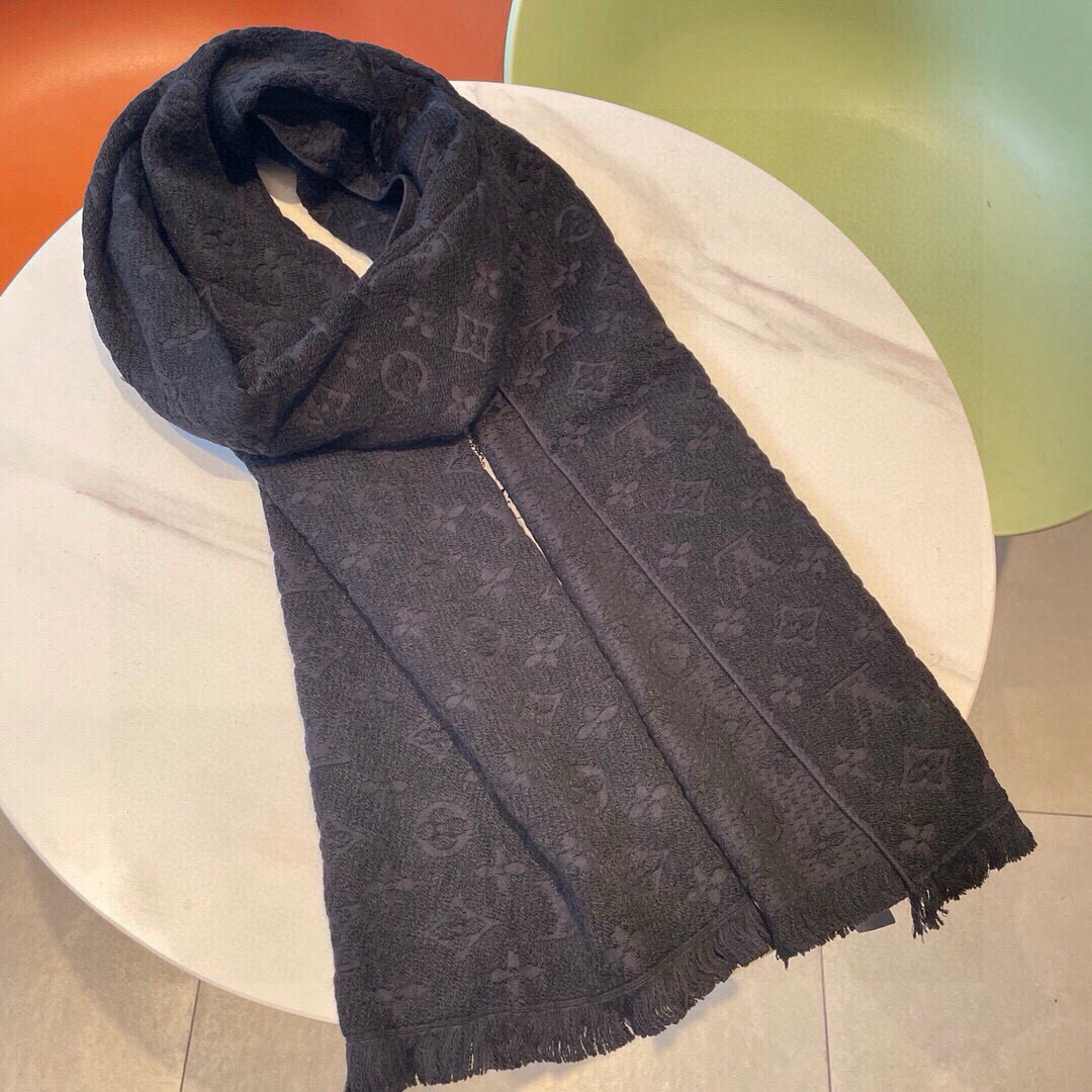Louis Vuitton 中意非常稳 ▪ 我们的男款围巾且买且珍惜~~男款真的很少 一年也就出几款 都是出口订单所以比较难遇