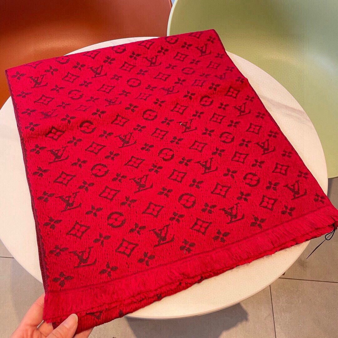 Louis Vuitton 中意非常稳 ▪ 我们的男款围巾且买且珍惜~~男款真的很少 一年也就出几款 都是出口订单所以比较难遇